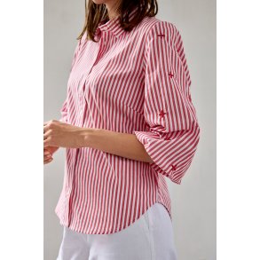 Feminin Micha bluse med print og t-shirt med god pasform hos Verona P.