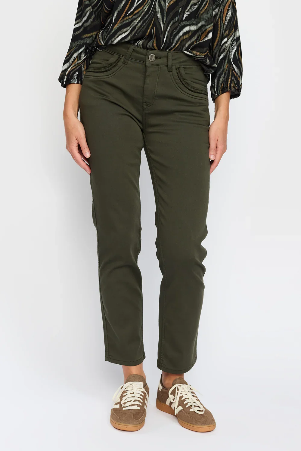 2-Biz Berit bukser i armygrn med regular ben – frontvisning