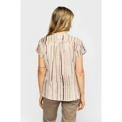 Bagsiden af den rosa stribede 2-Biz bluse p� model
