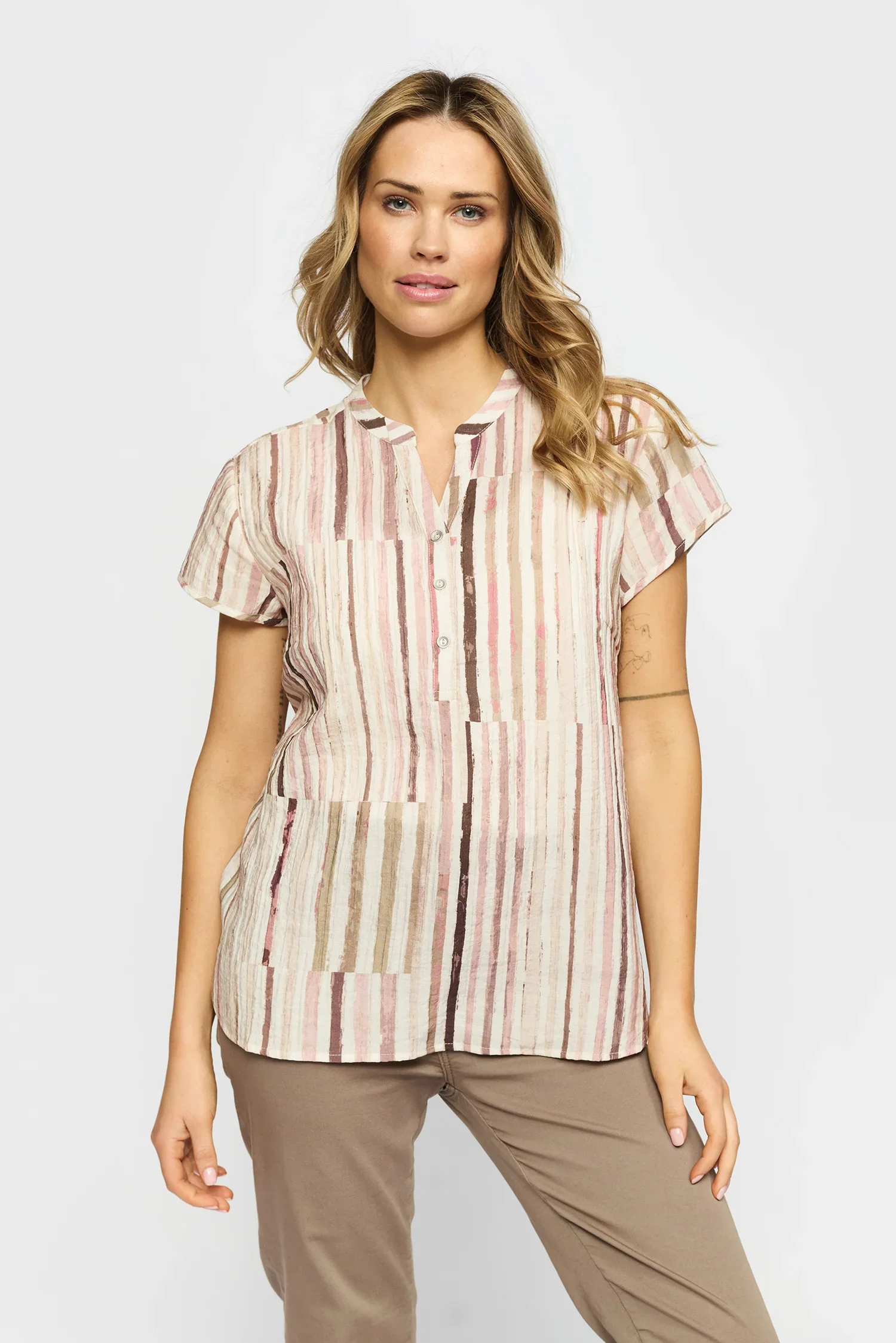 Rosa stribet 2-Biz Beate bluse med v-hals vist forfra p� model