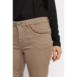 N�rbillede af de fine broderede detaljer p� forlommerne af Berit bukser