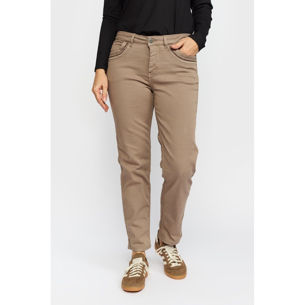 M�rk sandfarvet 2-Biz Berit bukser i farven Driftwood vist p� model