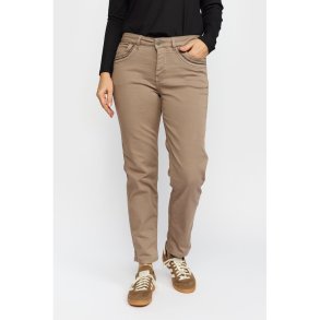 M�rk sandfarvet 2-Biz Berit bukser i farven Driftwood vist p� model