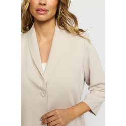 N�rbillede af knaplukning og afrundet lapel p� sandfarvet blazer