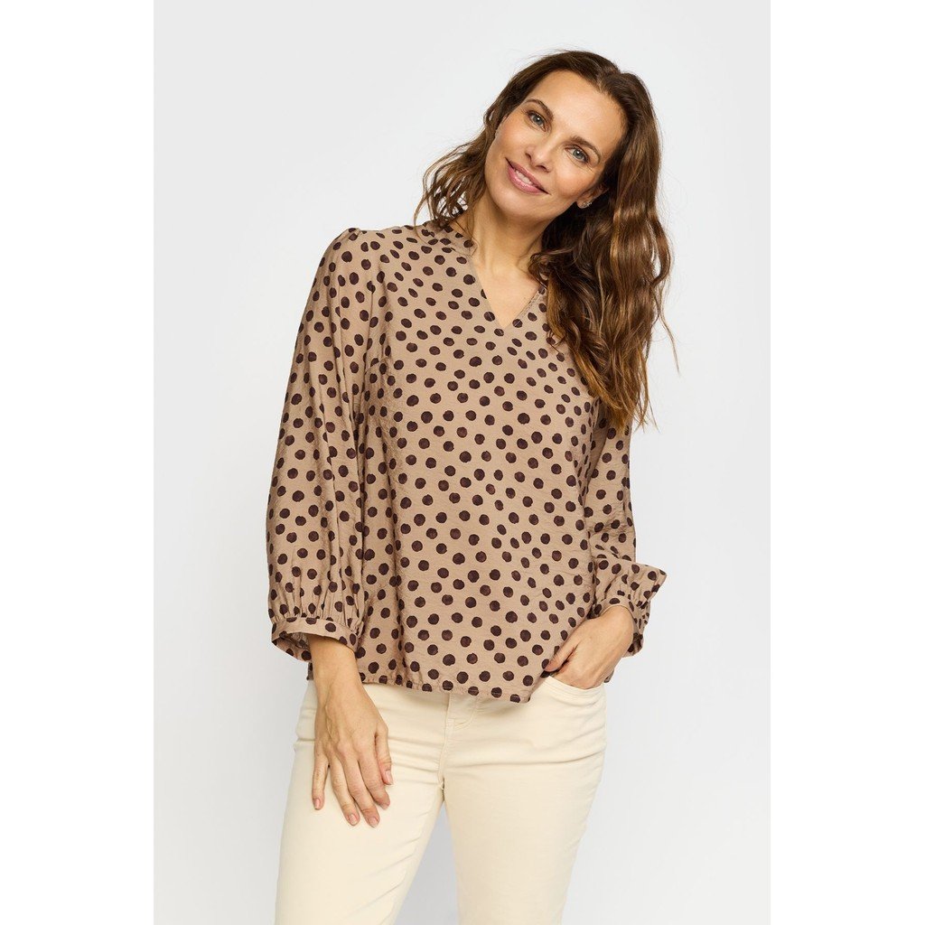 M�rk sandfarvet 2-Biz bluse med m�rkebrune prikker vist p� model