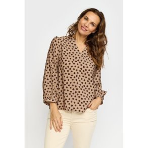 M�rk sandfarvet 2-Biz bluse med m�rkebrune prikker vist p� model