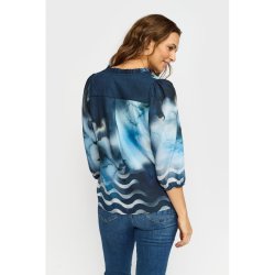 Bagsiden af den bl�m�nstrede 2-Biz Epel bluse p� model