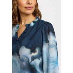 N�rbillede af det flotte b�lgeprint og kinakrave p� Epel blusen