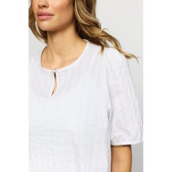 N�rbillede af den s�de knap og de fine syninger p� hvid skjorte