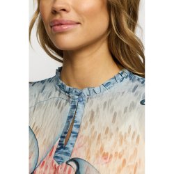 N�rbillede af knaplukning og n�glehulsudsk�ring p� Johanna blusen