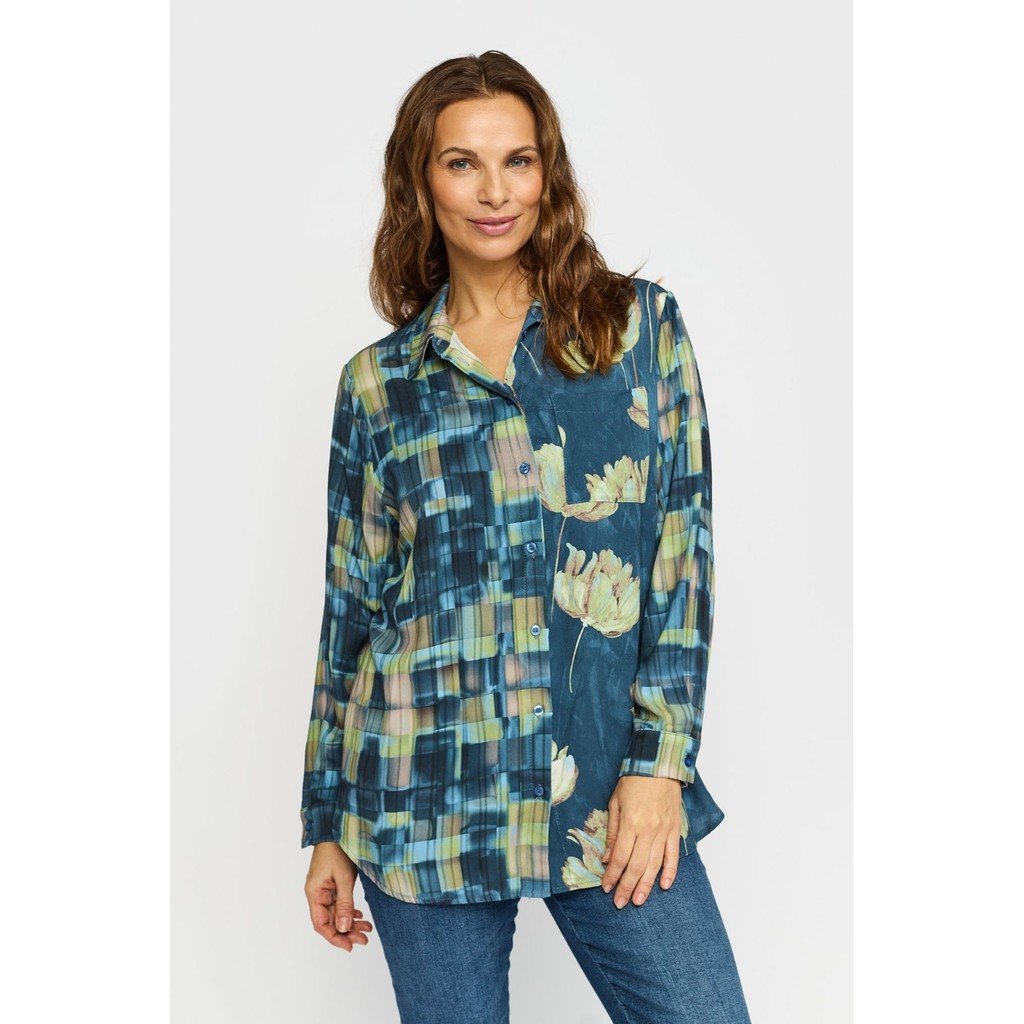 2-biz-kenna-skjorte-blaa-groen-model-forfra.jpg