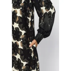 N�rbillede af smock-detaljen og v-udsk�ringen p� blomstret kjole