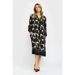 Cremefarvet 2-Biz kjole med brunt blomsterprint vist p� model forfra