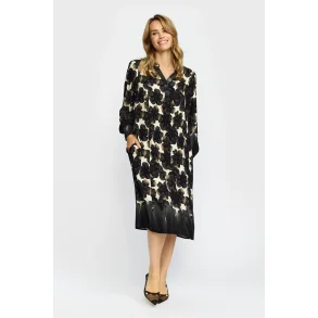 Cremefarvet 2-Biz kjole med brunt blomsterprint vist p� model forfra