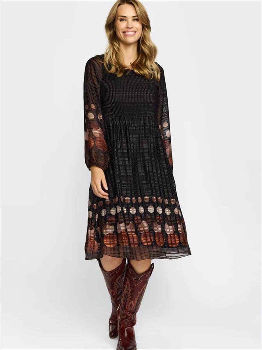 Sort og brun 2-Biz pliss�kjole med ballon�rmer vist forfra p� model