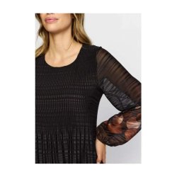 N�rbillede af pliss�-strukturen og det brune boble-print p� sort bund