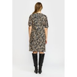 Bagsiden af den gyldne 2-Biz Konga kjole med rund hals p� model