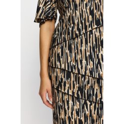 N�rbillede af stoffet og de elegante lag p� Konga kjolen