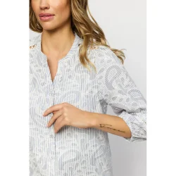 N�rbillede af det fine hulm�nster og paisley detaljer p� Liza skjorte