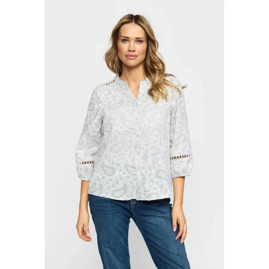 Bl�m�nstret 2-Biz Liza skjorte med paisley print vist forfra p� model