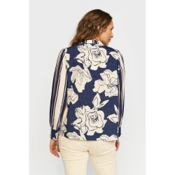 Bagsiden af den bl� 2-Biz Mava bluse p� model