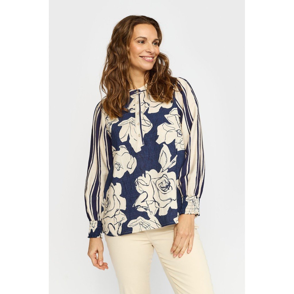 Smuk bl� 2-Biz Mava bluse med rund hals vist p� model forfra