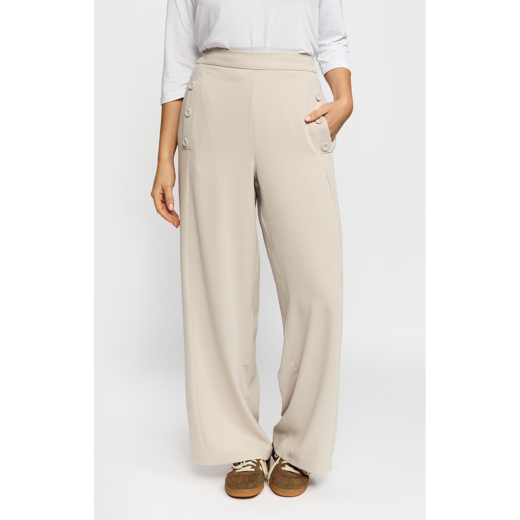Sandfarvede 2-Biz Ofelia bukser med brede ben vist forfra p� model