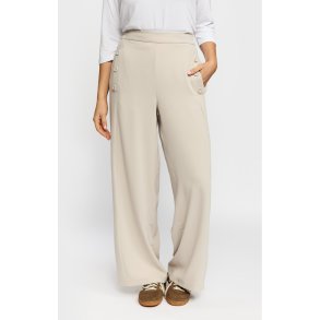 Sandfarvede 2-Biz Ofelia bukser med brede ben vist forfra p� model