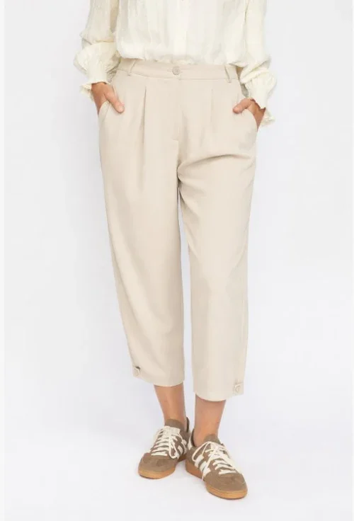 Sandfarvede 2-Biz Olea bukser med ballon-fit og justerbar knapdetalje ved benet