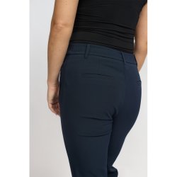 N�rbillede af den faste linning og knaplukning p� Olja bukser