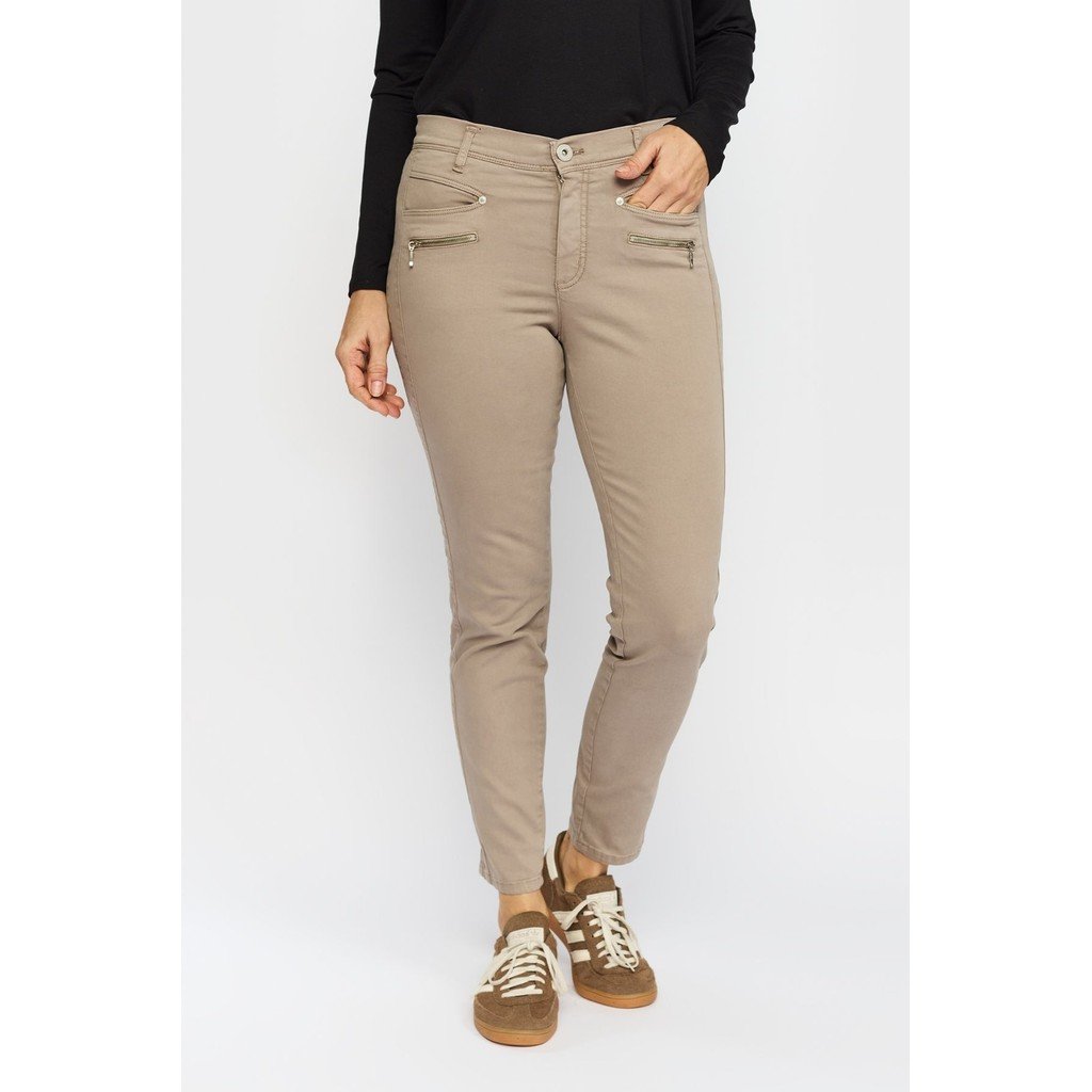 M�rk sandfarvet 2-Biz Rany bukser i farven Driftwood vist p� model