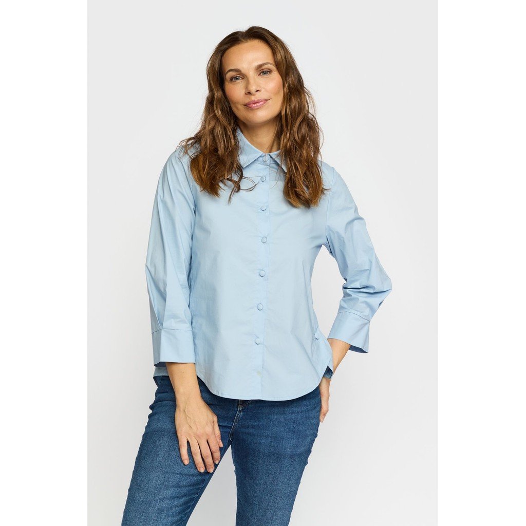 Lysebl� 2-Biz skjortebluse i bomuld med 3/4 �rmer vist forfra p� model