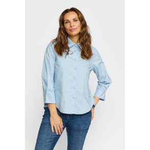 Lysebl� 2-Biz skjortebluse i bomuld med 3/4 �rmer vist forfra p� model