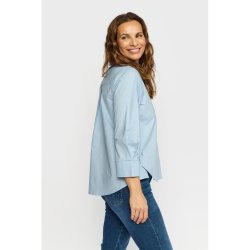Sideprofil af 2-Biz skjortebluse med dekorative knapper i siden
