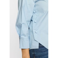 N�rbillede af knapdetaljer p� den lysebl� bomuldsskjorte