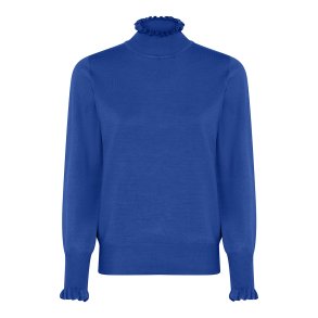 Bl strikbluse fra Micha med semihj hals, flsekanter og lange rmer – bld og feminin strik til kvinder.