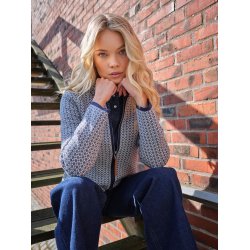 Model ifrt hvid cardigan fra Skovhuus med mrkeblt mnster og lynlslukning