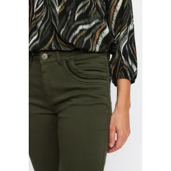 Broderede lommedetaljer p armygrnne Berit bukser fra 2-Biz