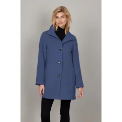 Kvinde ifrt Mille-jakken i uldblanding med velourfinish, set forfra med knaplukning og forlommer