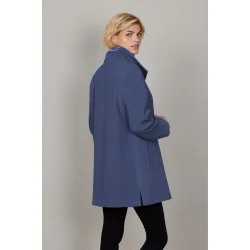 Mille-jakken set fra siden, viser slids i sidesm og flot pasform