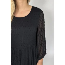 Detaljebillede af prikker og chiffonstof p sort 2-Biz kjole