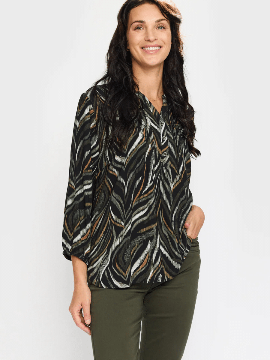 Kvinde med 2-Biz Dorte grn bluse i let og bldt materiale