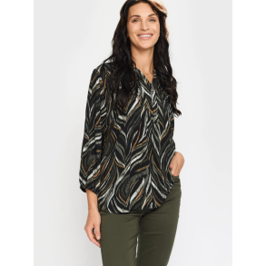 Kvinde med 2-Biz Dorte grn bluse i let og bldt materiale