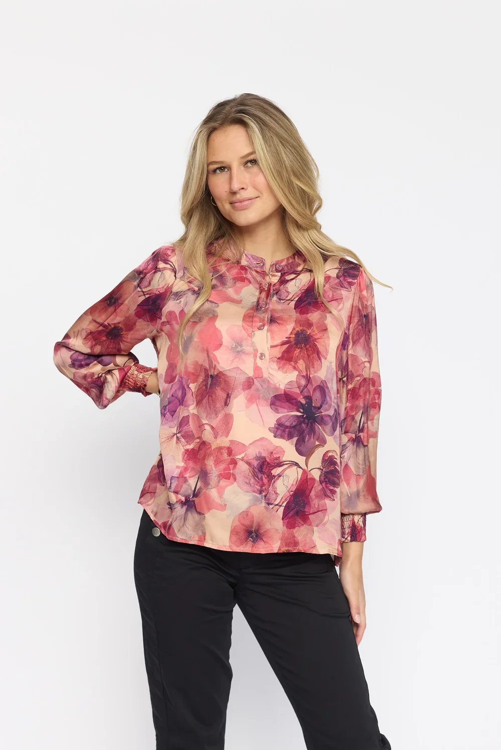 Kvinde ifrt 2-Biz bluse med lange rmer og v-udskring