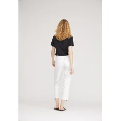 Kvinde i Laurie Piper bukser i hvid, regular pasform og elastik i taljen