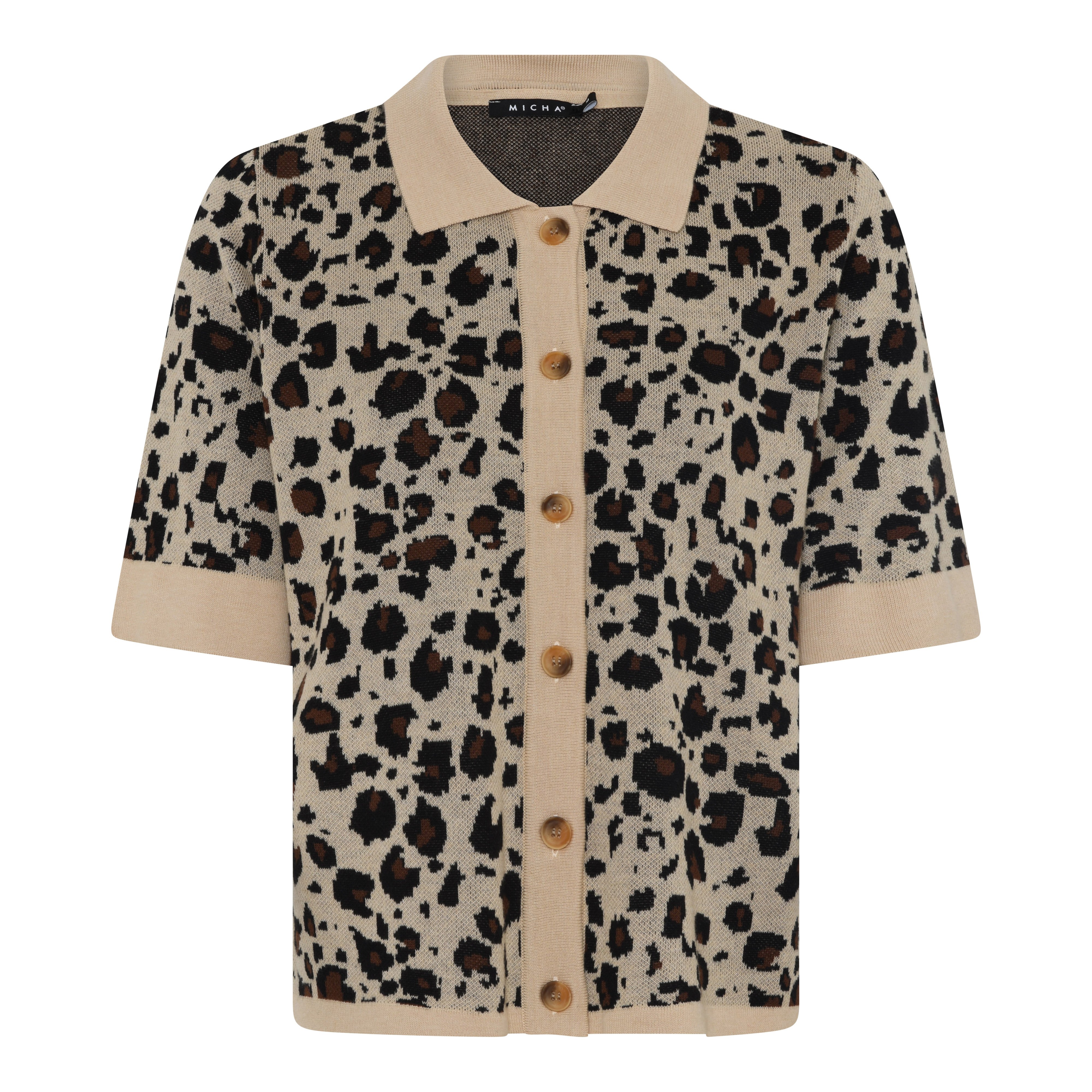 Leopard strikpolo fra Micha – strik med knapper foran, bld og komfortabel til kvinder 40+ i dansk design.