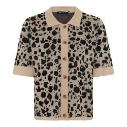 Leopard strikpolo fra Micha – strik med knapper foran, bld og komfortabel til kvinder 40+ i dansk design.