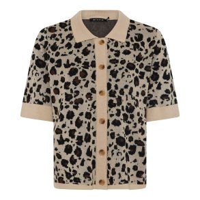 Leopard strikpolo fra Micha – strik med knapper foran, bld og komfortabel til kvinder 40+ i dansk design.