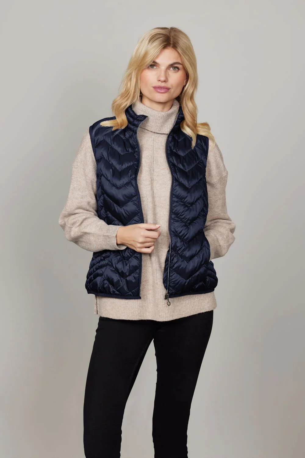 Model ifrt Louise Dunvest fra Junge set forfra, viser zigzag-quiltning og hj krave