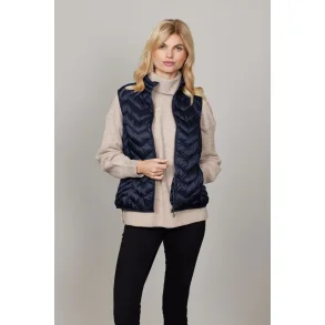 Model ifrt Louise Dunvest fra Junge set forfra, viser zigzag-quiltning og hj krave